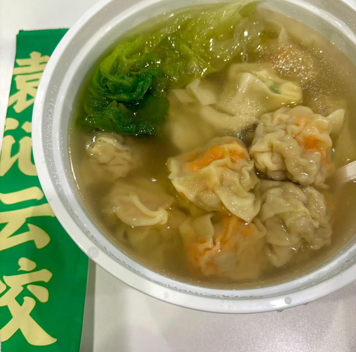 90后体育生卖饺子年入25亿谁能想到，广州菜市场5平米的饺子小摊，竟成了年营收2