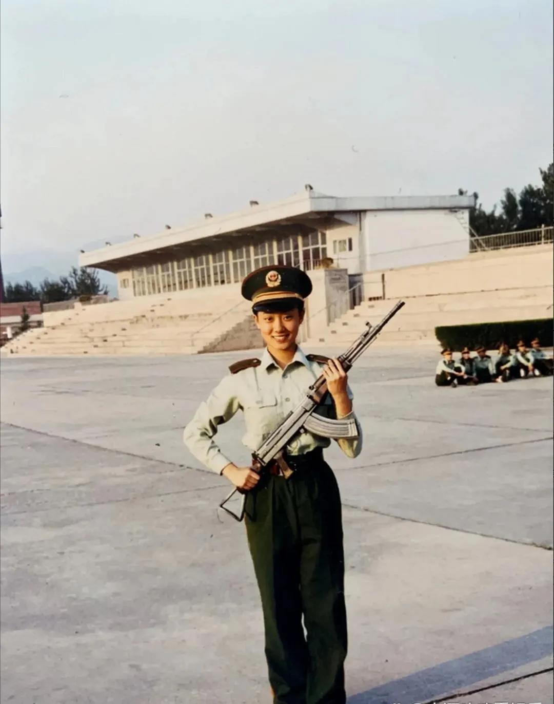 下面这张图片是张小斐少年时期的图片，大概应该是十四五岁的样子。当时她隶属于武 警