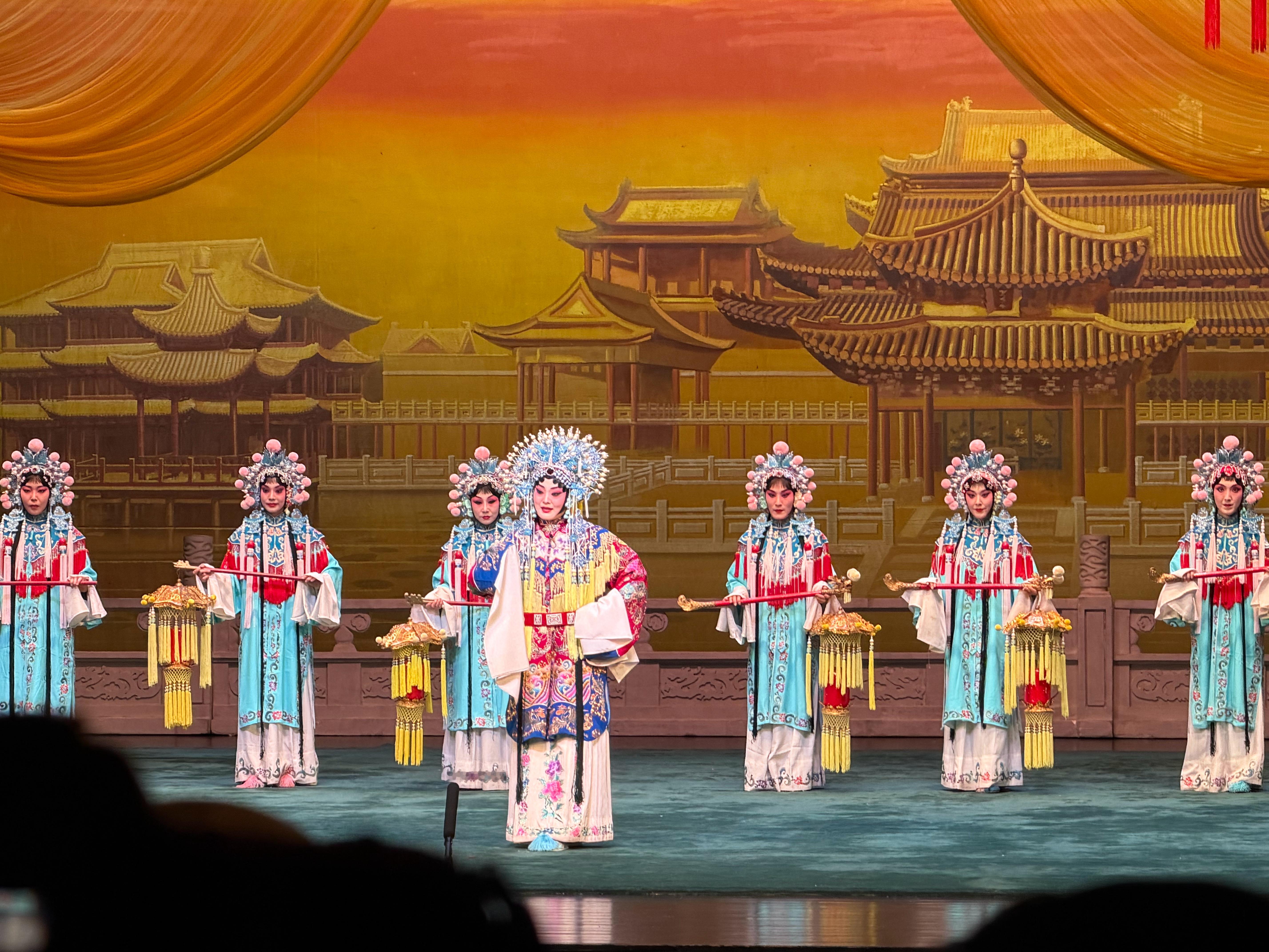 你别说，天津院这个70年，开场真不咋地。老太后没精神，王宝钏好像跑调了[吃瓜] 