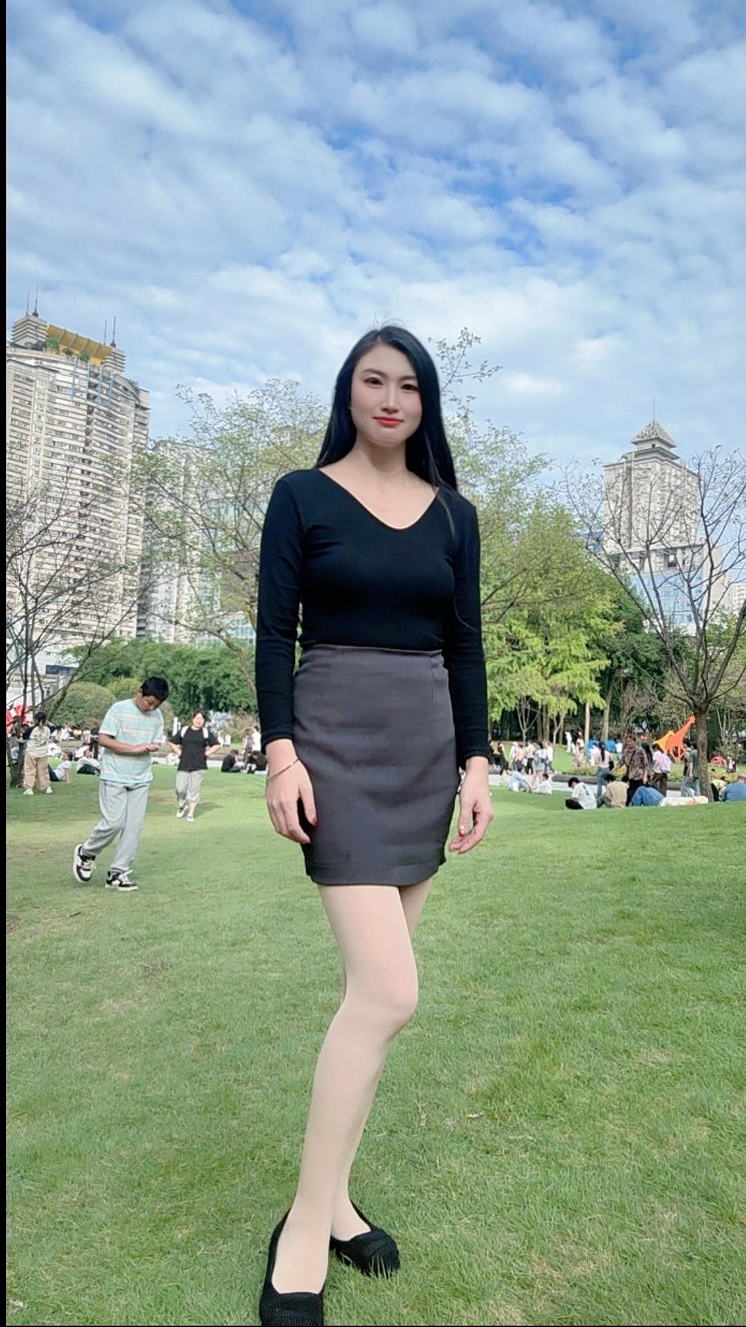 微肉女孩爱穿搭女性穿搭ootd穿搭 日常穿搭分享  户外草地拍照📷
