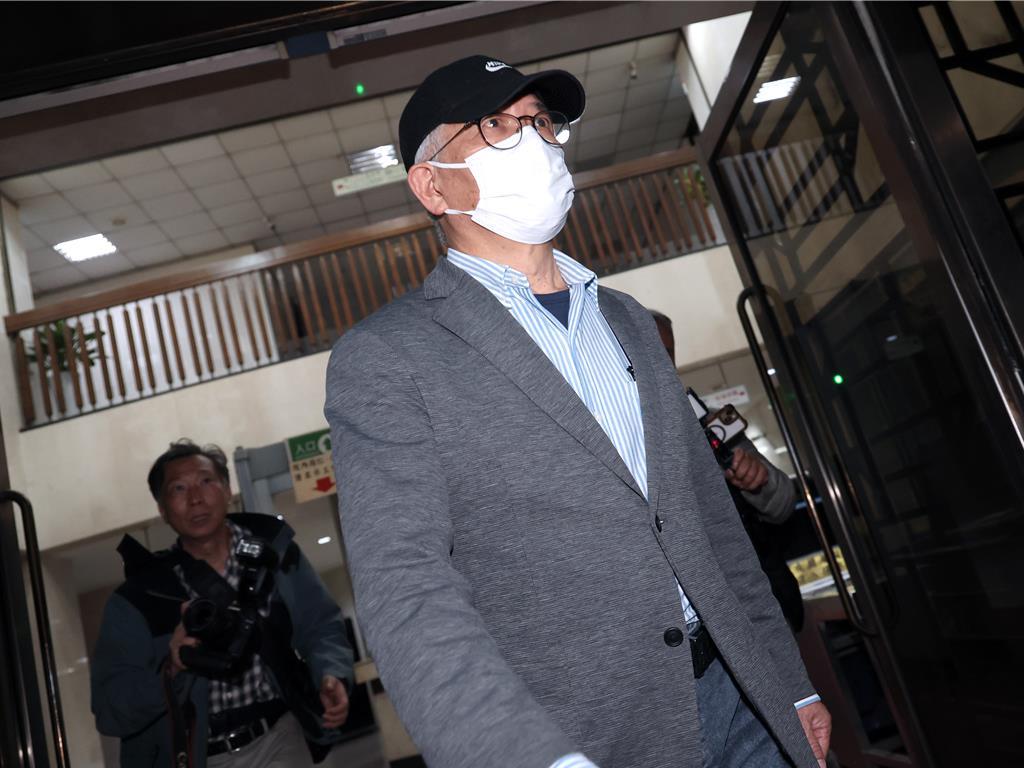 台湾世曦工程顾问公司前董事长施义芳经检方复讯后无保请回,施义芳面对媒体不发一语离