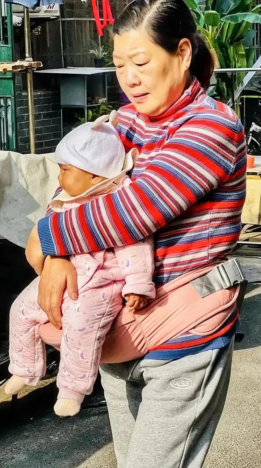 有时候赶走养母，真的是万般无奈。之前有个朋友，养母脾气特别暴躁，在家里总是无端发