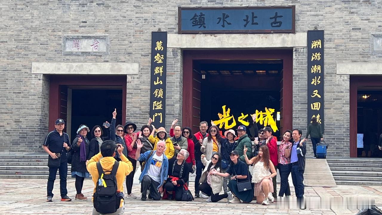 《中美对比下的中国经济发展之路》

在刚刚过去的十一黄金周，中国大地上呈现出一片