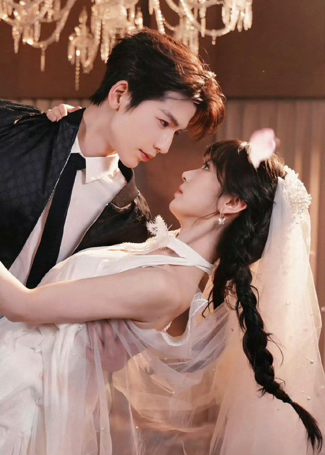 田曦薇晒与张凌赫头纱合照    田曦薇和张凌赫的头纱合照太有感觉了，头纱的柔美与