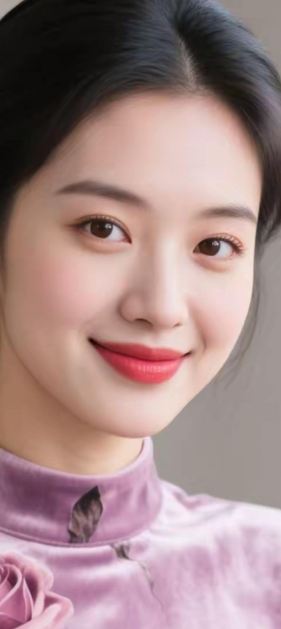 温柔微笑，粉色玫瑰，优雅气质，完美妆容