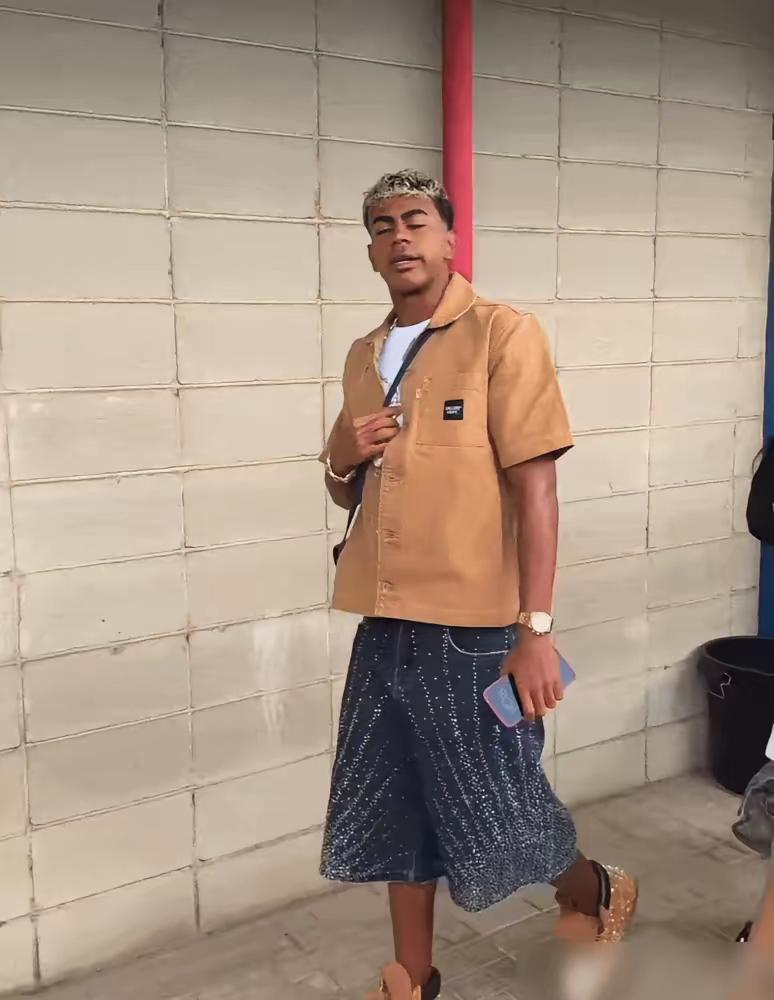 同样是天选之子，亚马尔应该向阿尔瓦雷斯学习！阿尔瓦雷斯真的是很多年轻球员的榜样，