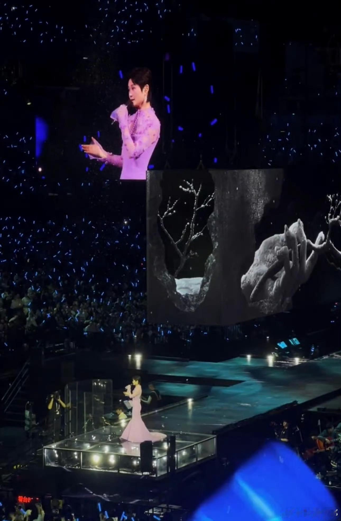 李宇春把观众堆成雪人李宇春南京演唱会 谁懂这场浪漫暴击！李宇春唱响《冬天快乐》的