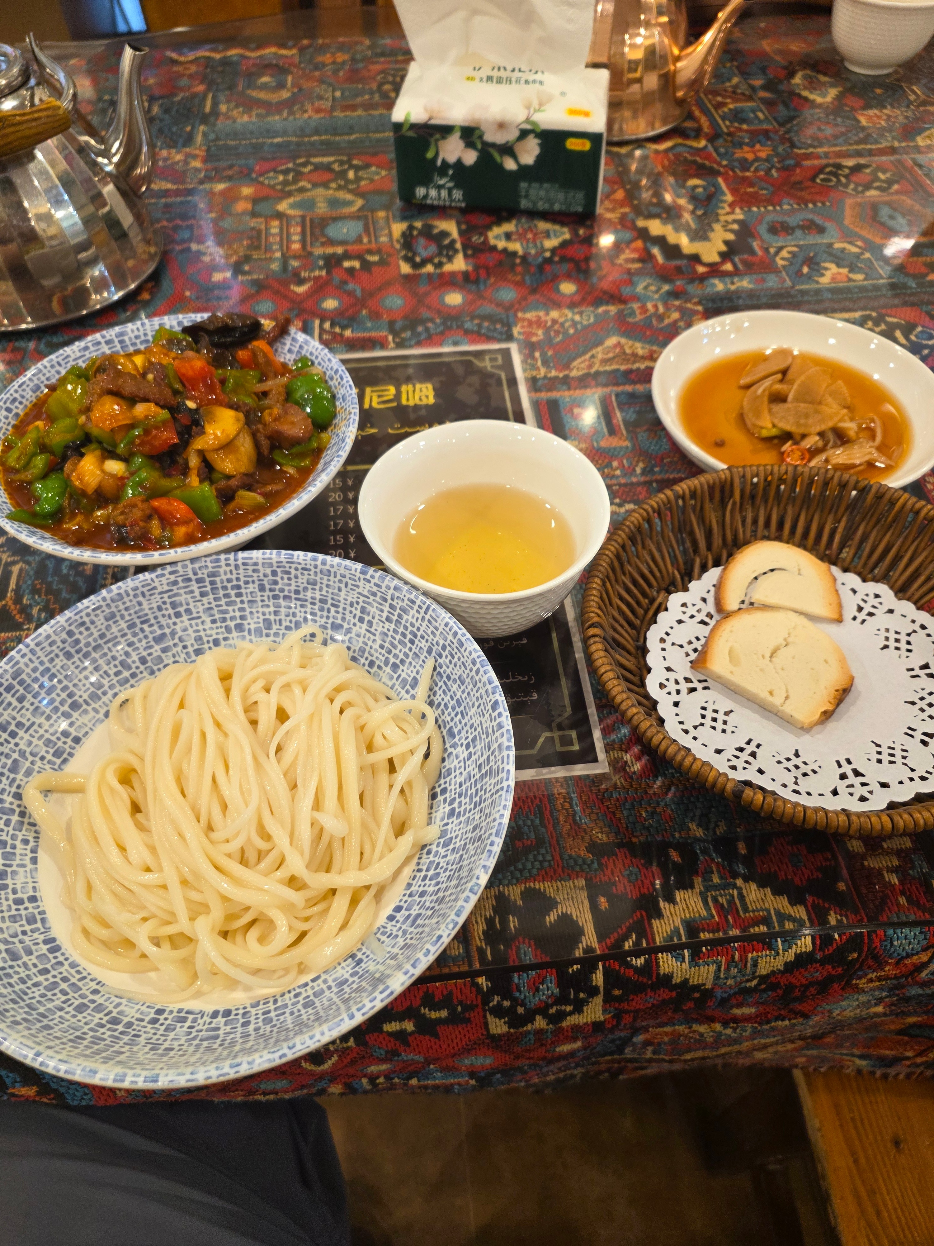 一会儿就要离开喀什了，再来吃一碗过油肉拉面。这家拉面馆强推，面是我吃过最劲道的面