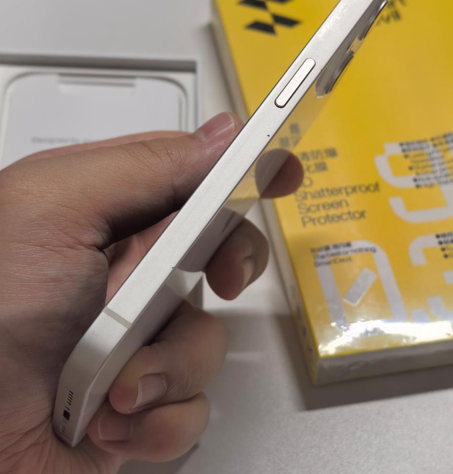 看见了朋友的一台iPhone 13，保养的极好，整个机身一直处在手机原装保护壳或
