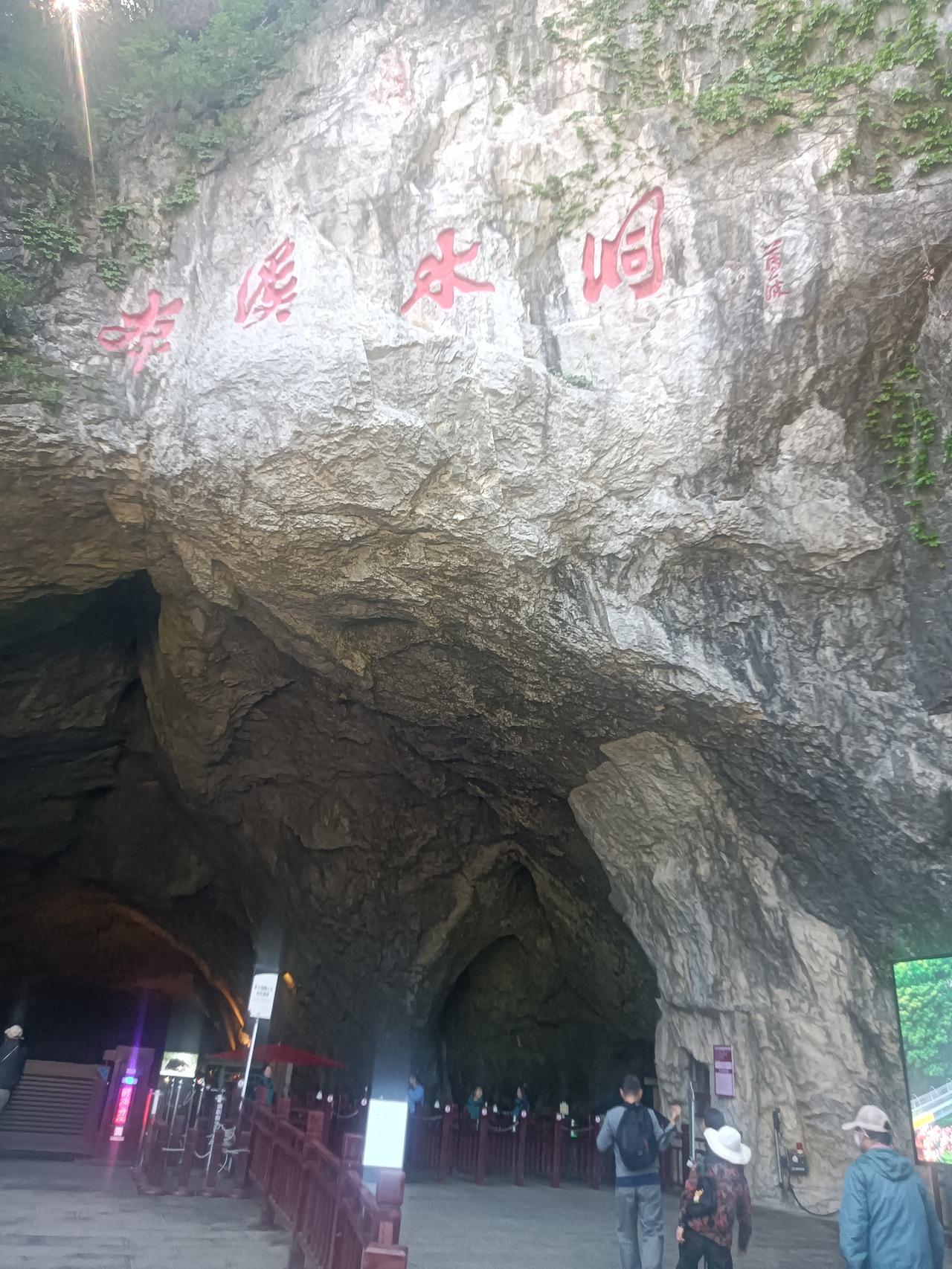 父恩比天高
母恩比海深
藏头诗
文/李兴伟
父亲恩情不可忘，
恩情回报父母笑。