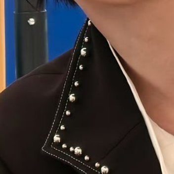 丁程鑫每日一善 阳光信用 与其羡慕他人智慧，不如自己勤奋补拙；与其羡慕他人优秀，