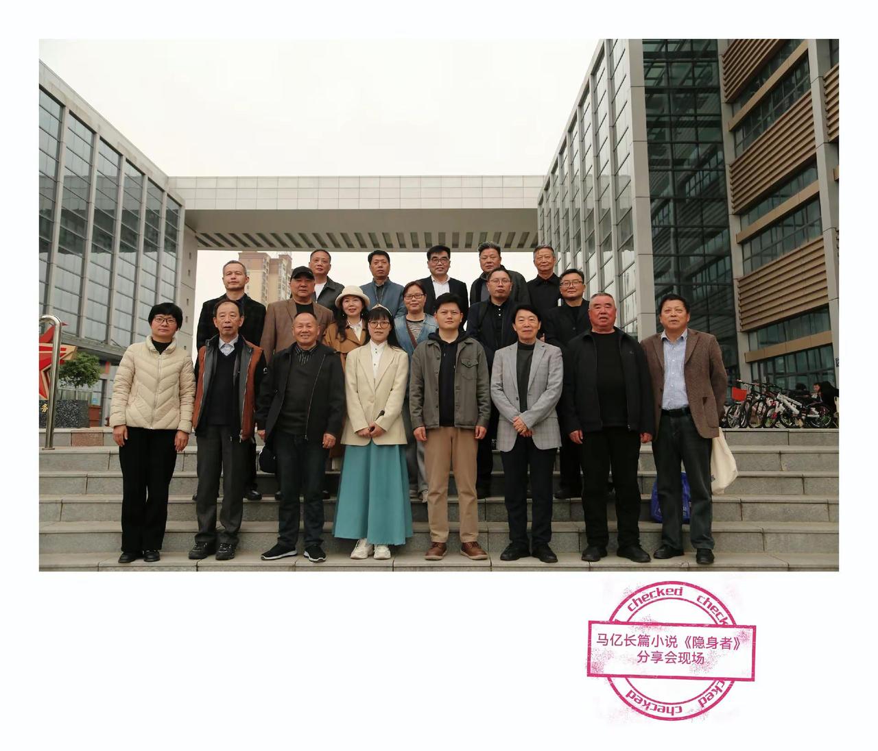 昨天意外碰到十月高中同桌老同学毕诚。昨日上午，由浠水县文联、县图书馆以及黄冈市文