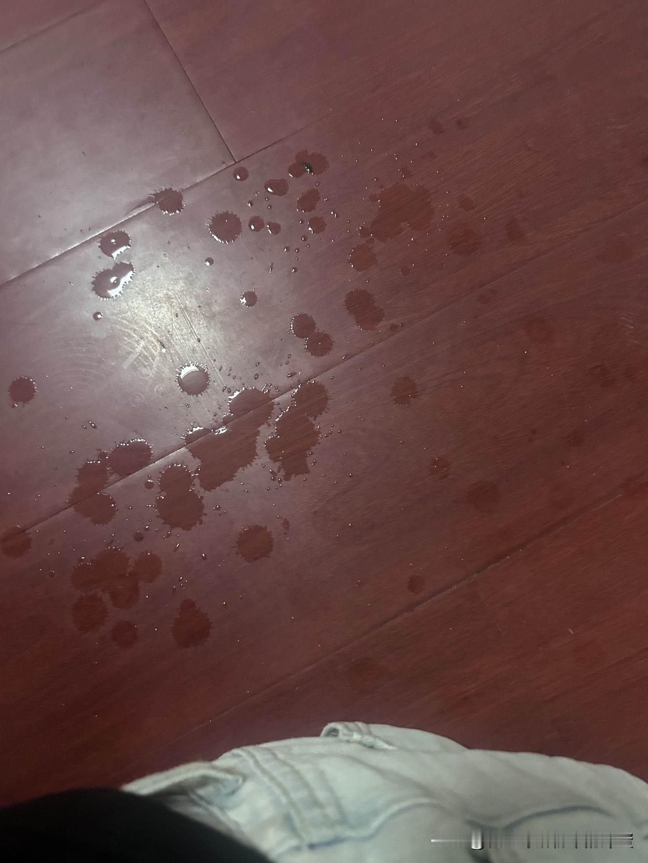 成年人保持情绪稳定，运动出汗是个好办法。我每晚锻炼俩小时，出一身汗，那感觉真爽。