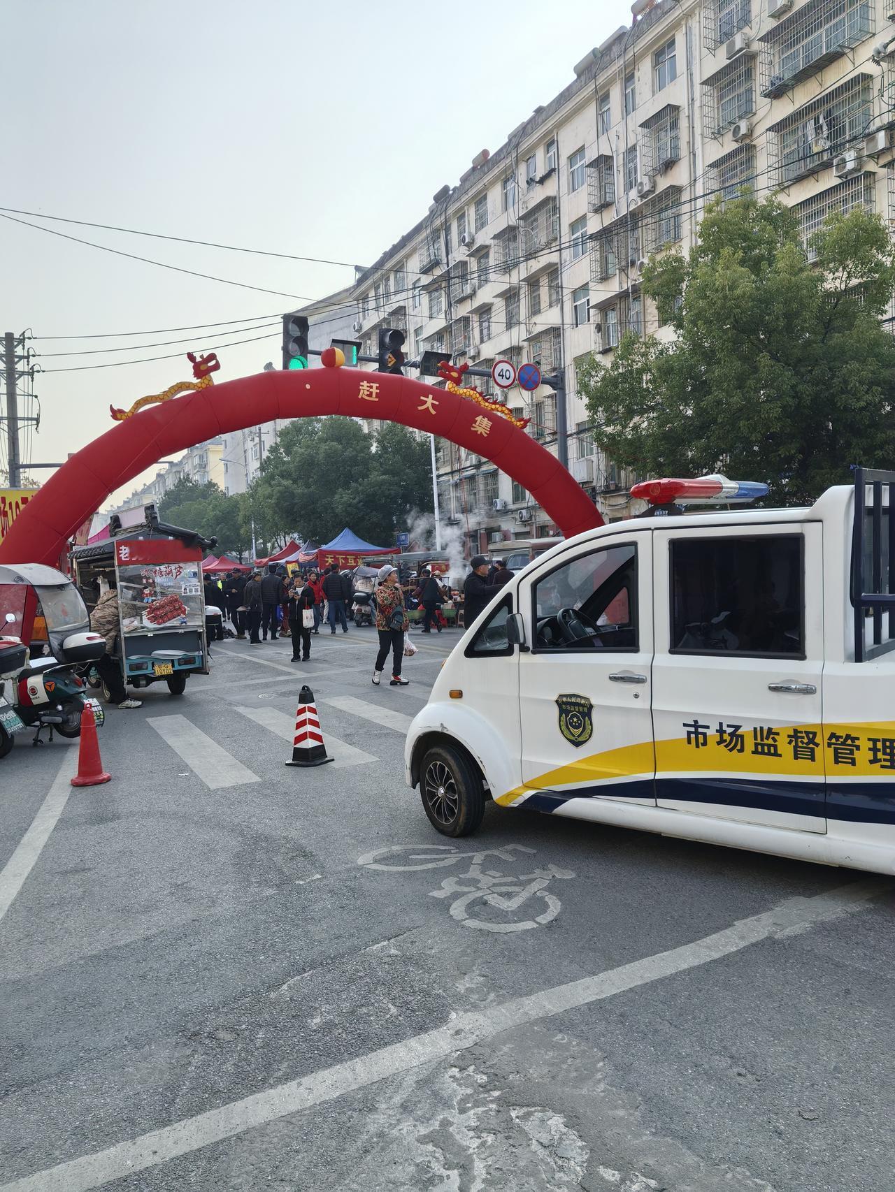 【鄂州花湖市场暖心举措，助力居民生活】12月19日，鄂州花湖市场管理部门在杭州东