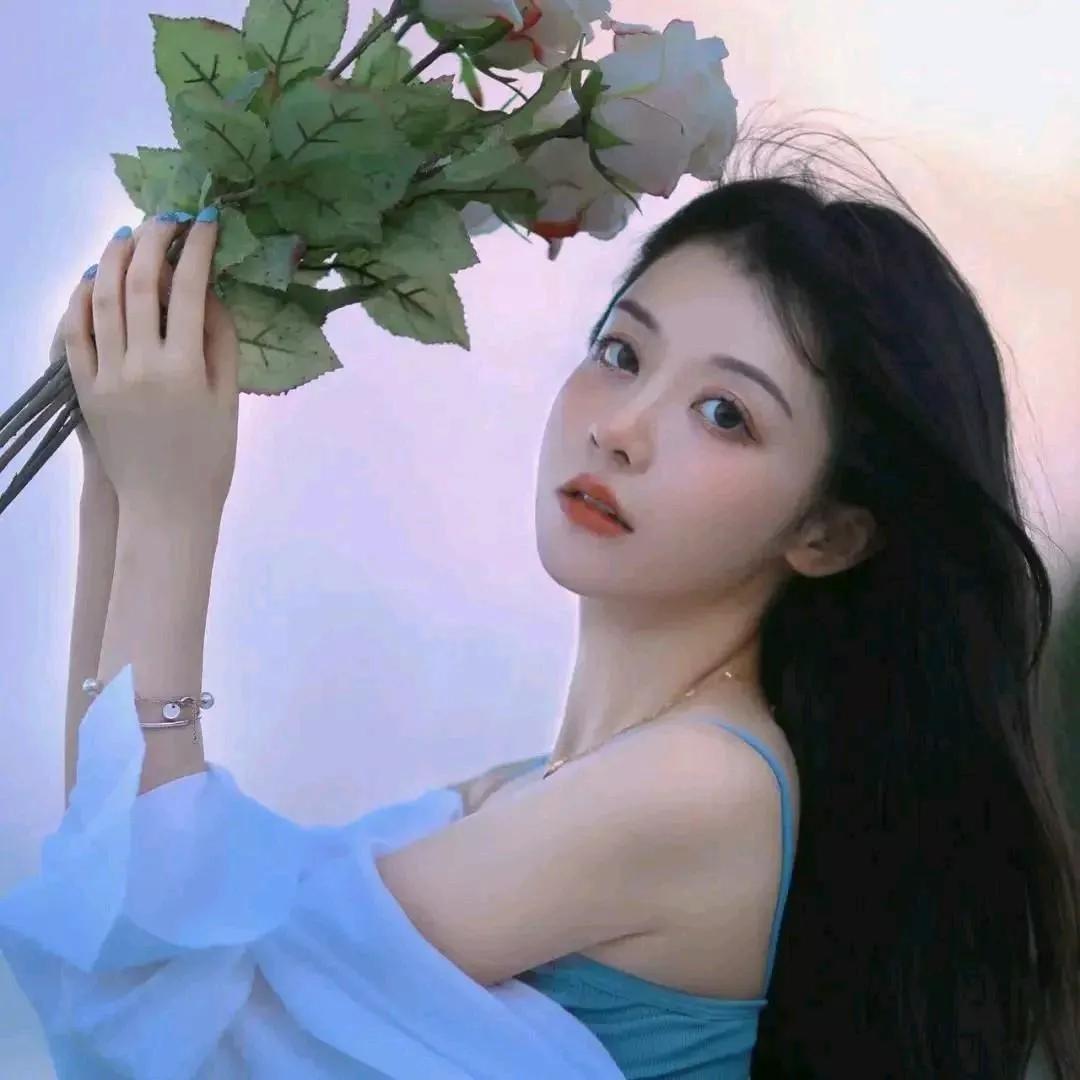 清新少女，手持花束，浅笑嫣然，如梦似幻。鲜花少女拍照 粉裙花束少女 温柔花束写真