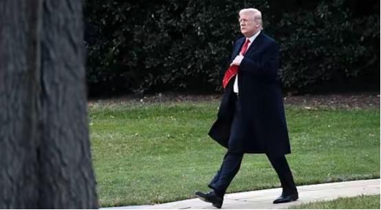 特朗普 ，八十多岁，精力很充沛，据说他养生的秘诀是吃大量的阿司匹林，日常三餐以 