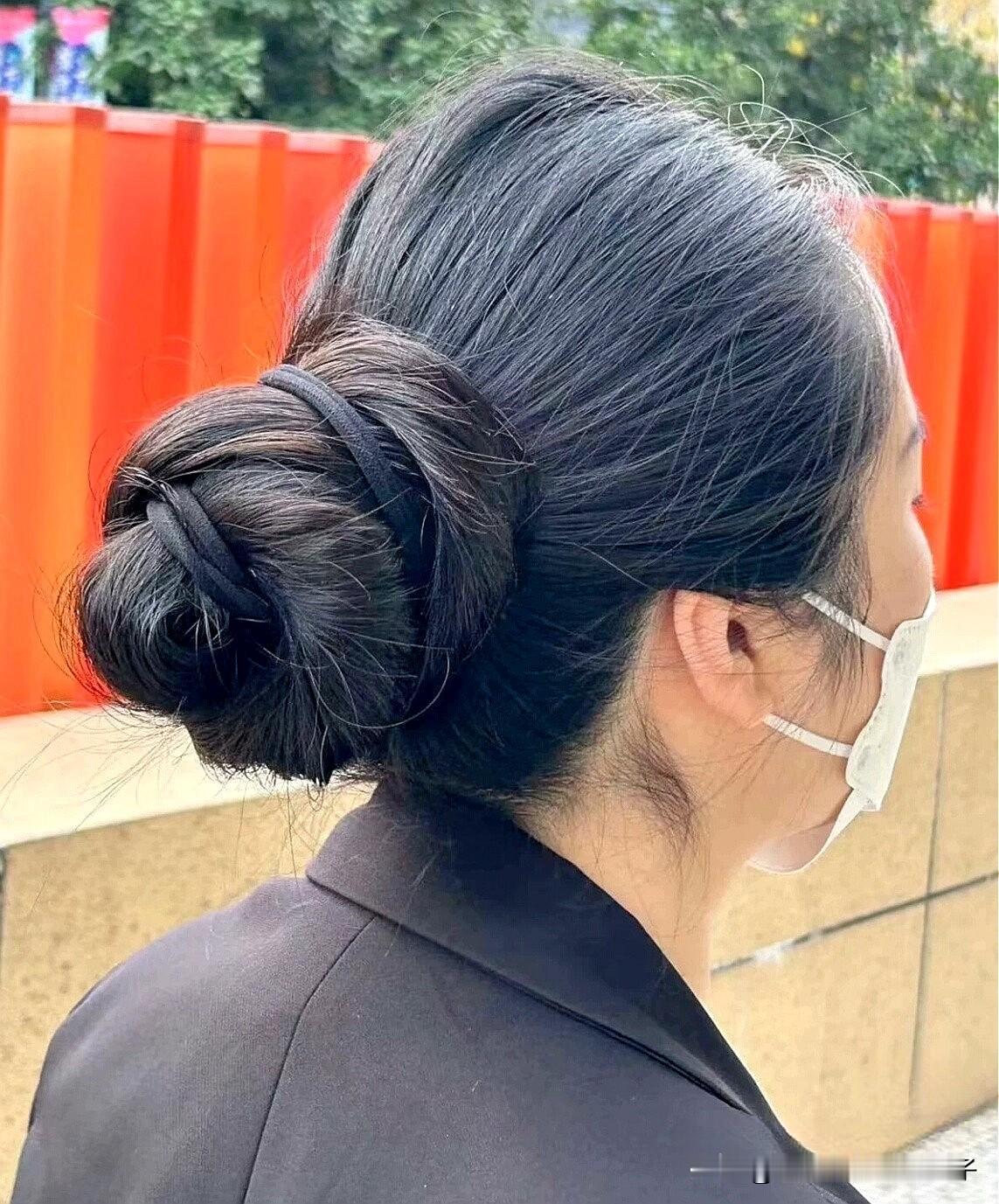 优雅低发髻，简约不失魅力