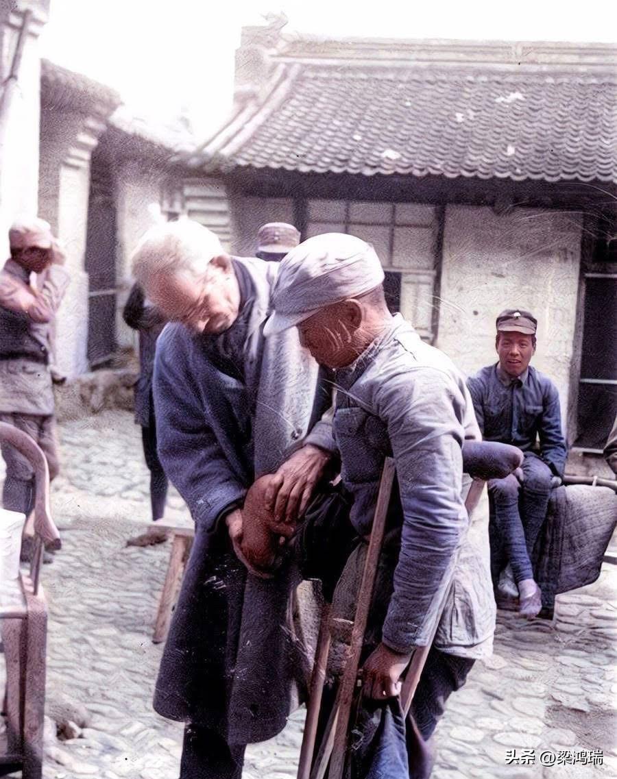 这是一张震撼人心的照片！致敬白求恩大夫！这张珍贵的历史影像由著名摄影师沙飞拍摄，