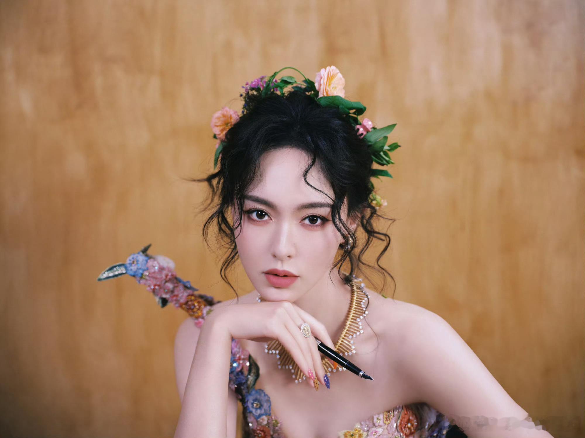 唐嫣 花神降临真不是吹的！花裙复古又修身，还带着满屏花香感，优雅到犯规！听说还有