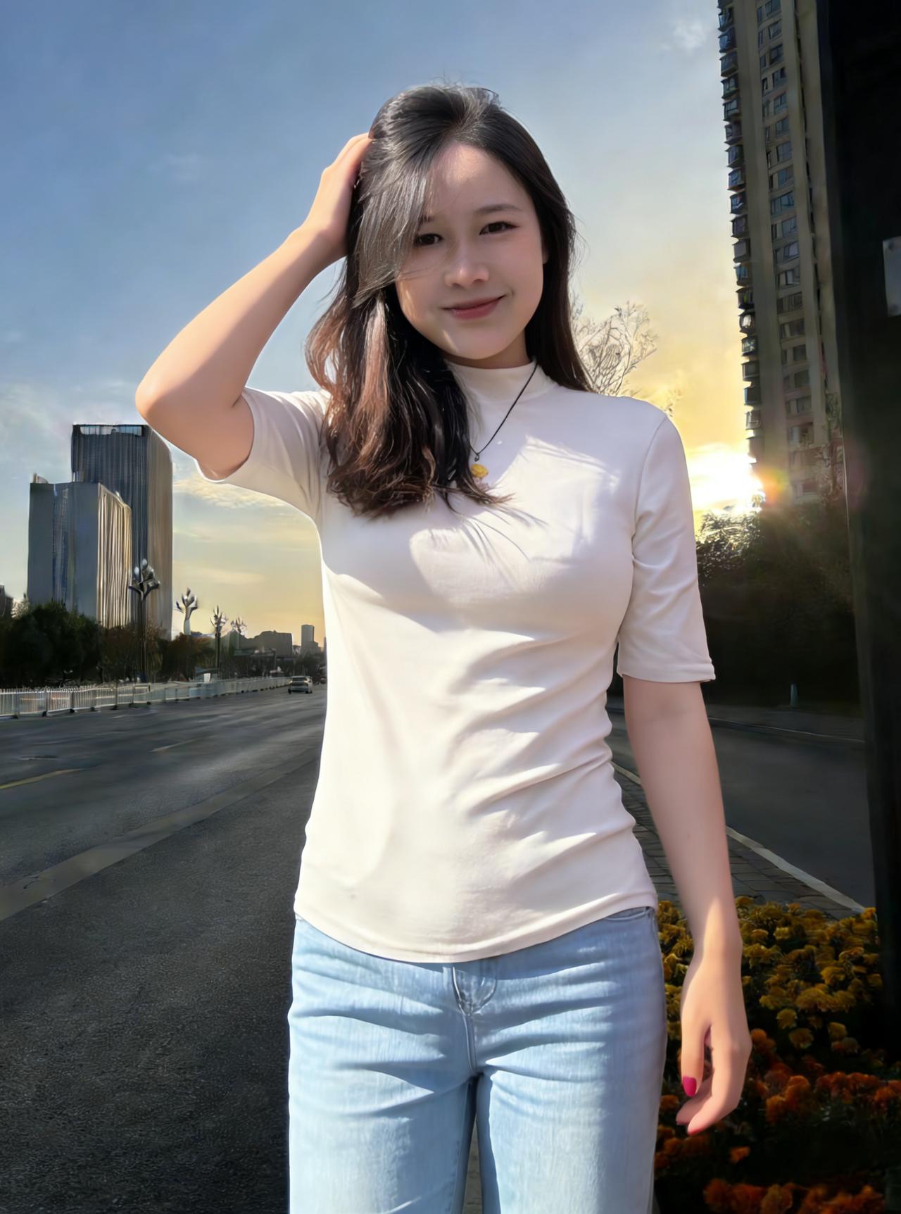 晚风吹袂过长街，落日金波染鬓钗。
莫道城中无胜景，佳人一笑胜秦淮。