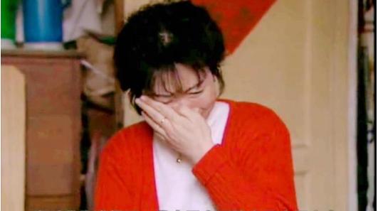 2000年，冯小刚开着豪车去看望瘫痪在床的母亲，照顾了母亲16年的姐姐小心翼翼地