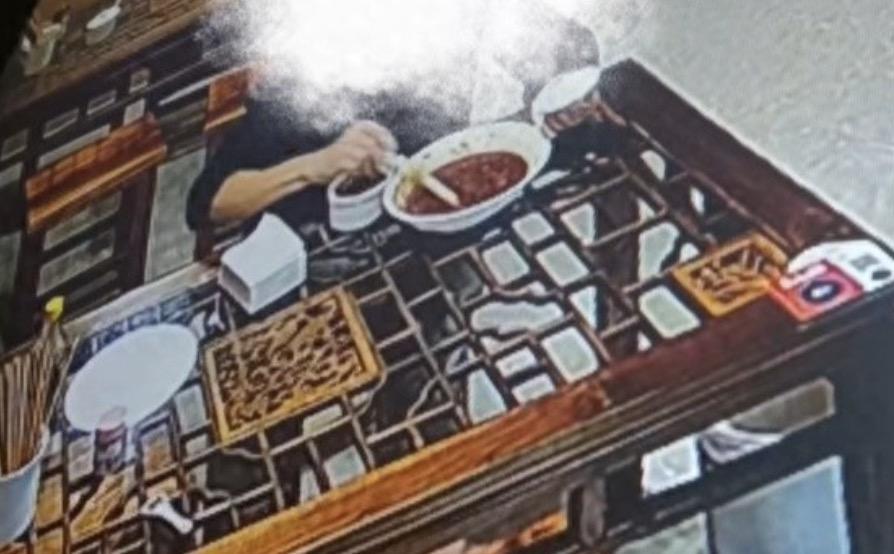 顾客多加了6勺辣椒酱，店家就把顾客在网上曝光，开店还怕顾客吃？
这事发生在5月2