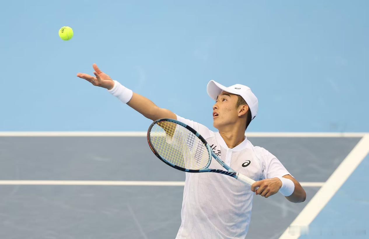 全运会网球项目男单1/4决赛，北京队商竣程完成漂亮大逆转，以3-6、6-4、6-