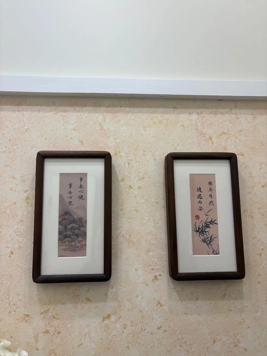 朋友把我写的小相框挂了起来，我好喜欢，心里也满是开心
（文化滋养游子心女士）
手