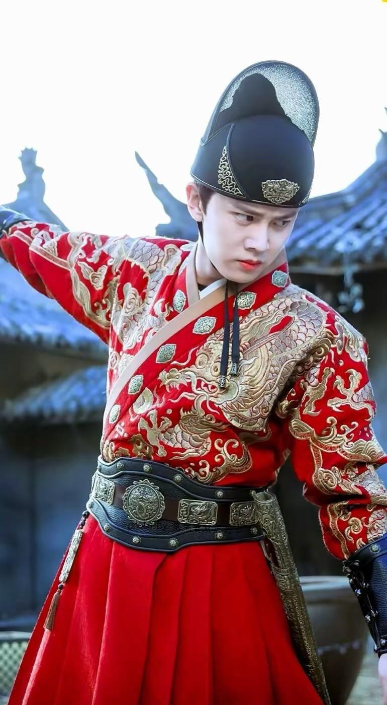 这是我的夫君。我的夫君叫陆绎 陆是陆地的陆，绎是演绎的绎。 曾经的他，是京城之中