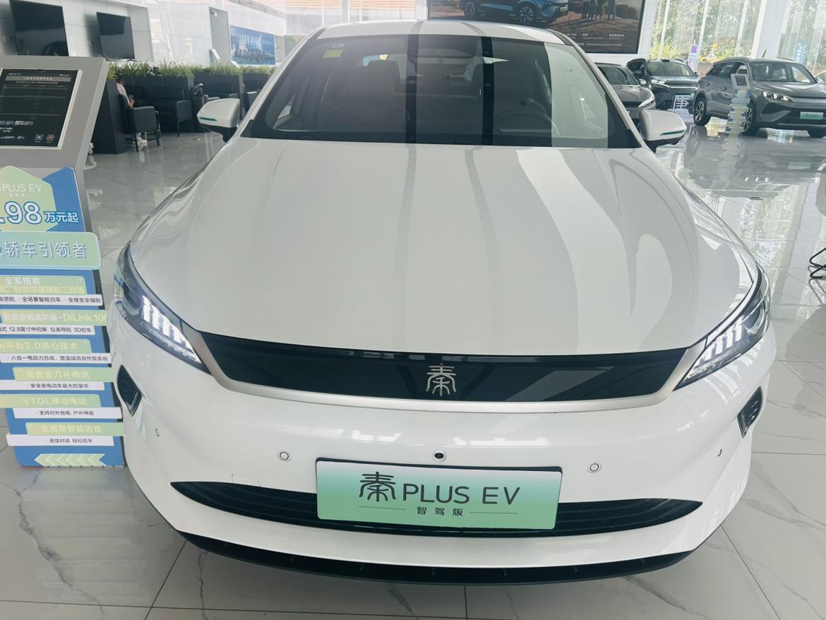 今天顺路去4S店看了比亚迪的秦PLUS EV，第一眼就被它的颜值吸引了——前脸是