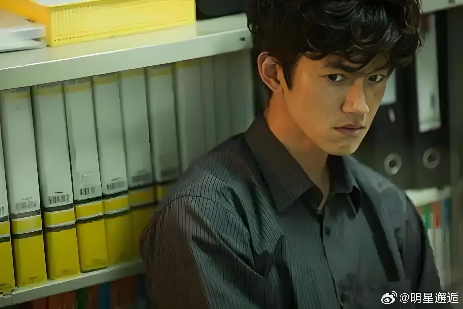 吴慷仁老辈子饭撒没轻没重的粉丝就轻轻打个招呼，他倒好，疯狂挥手加脸颊比心，恨不得