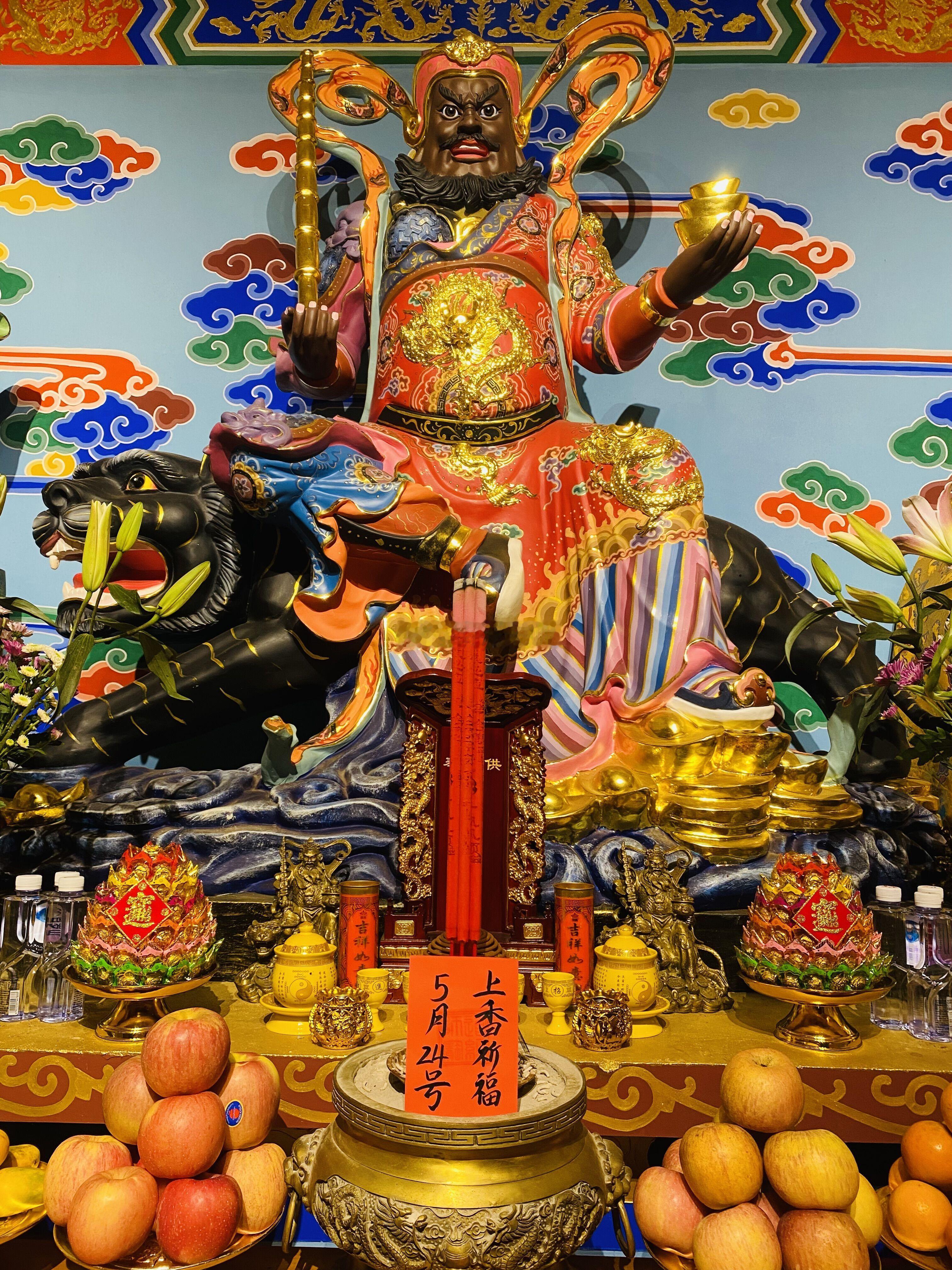 今日大吉，上上吉，五月下旬的你时来运转，5月24日师父在财神殿为众粉加持福慧财运