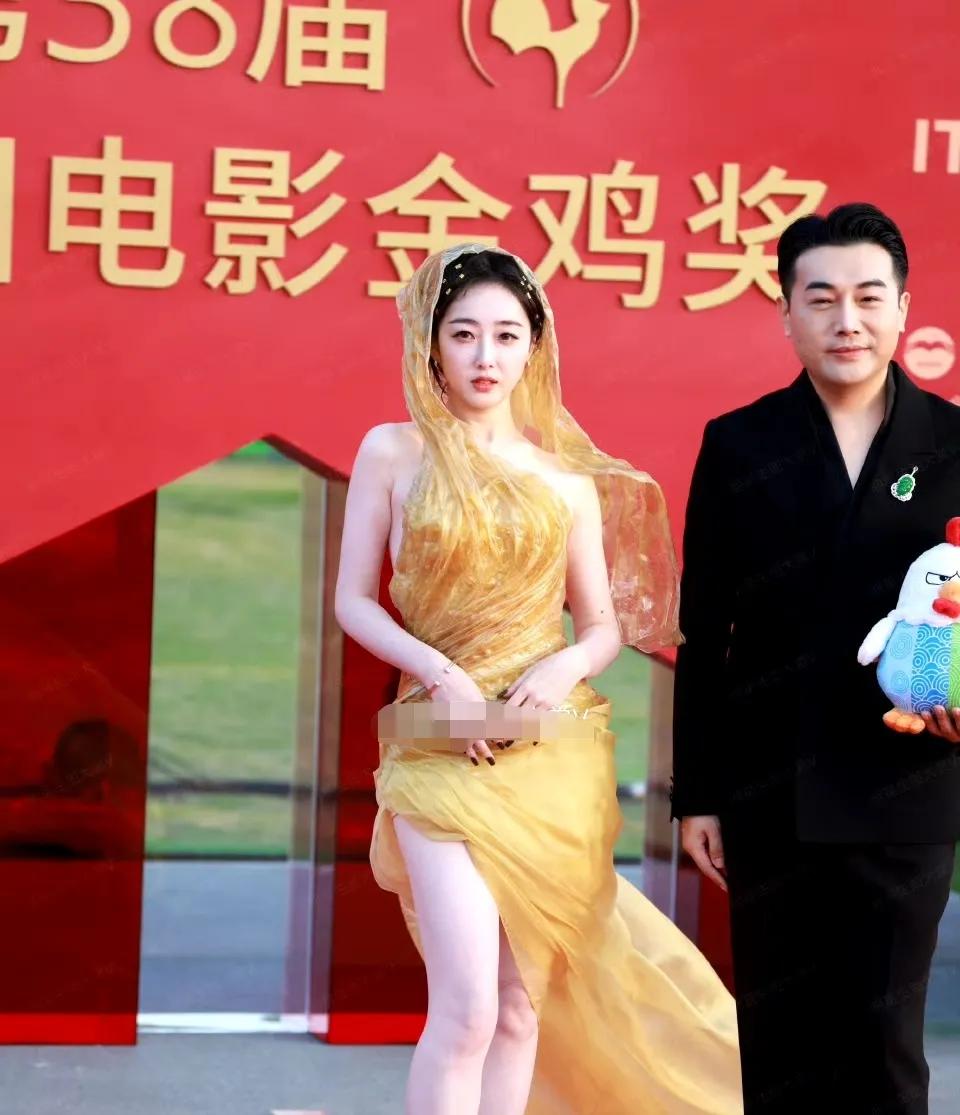 蒋梦婕的肤色就是传说中肤如凝脂吧，美中不足的是鞋子有点小！

金鸡奖红毯上，明星