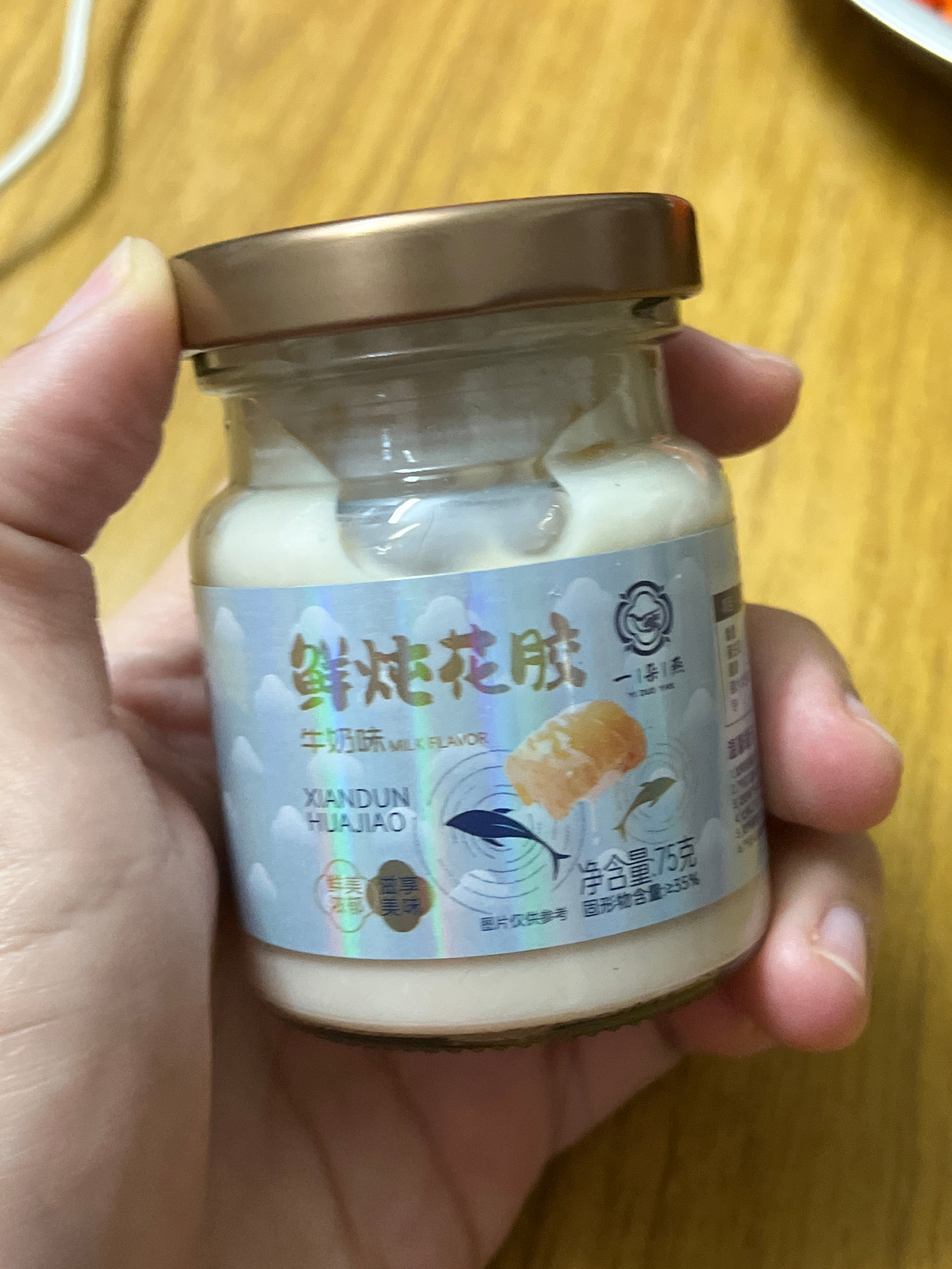 本周随拍来咯📸第一次接受妆造，拍出来没想象中的好看😥姐姐送的这个鲜炖花胶好好