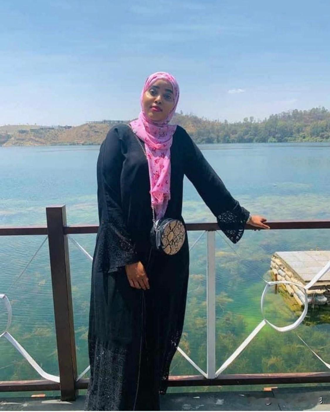 这名来自索马里的女子昨天被美国移民及海关执法局（ICE）逮捕。在拜登执政期间，她