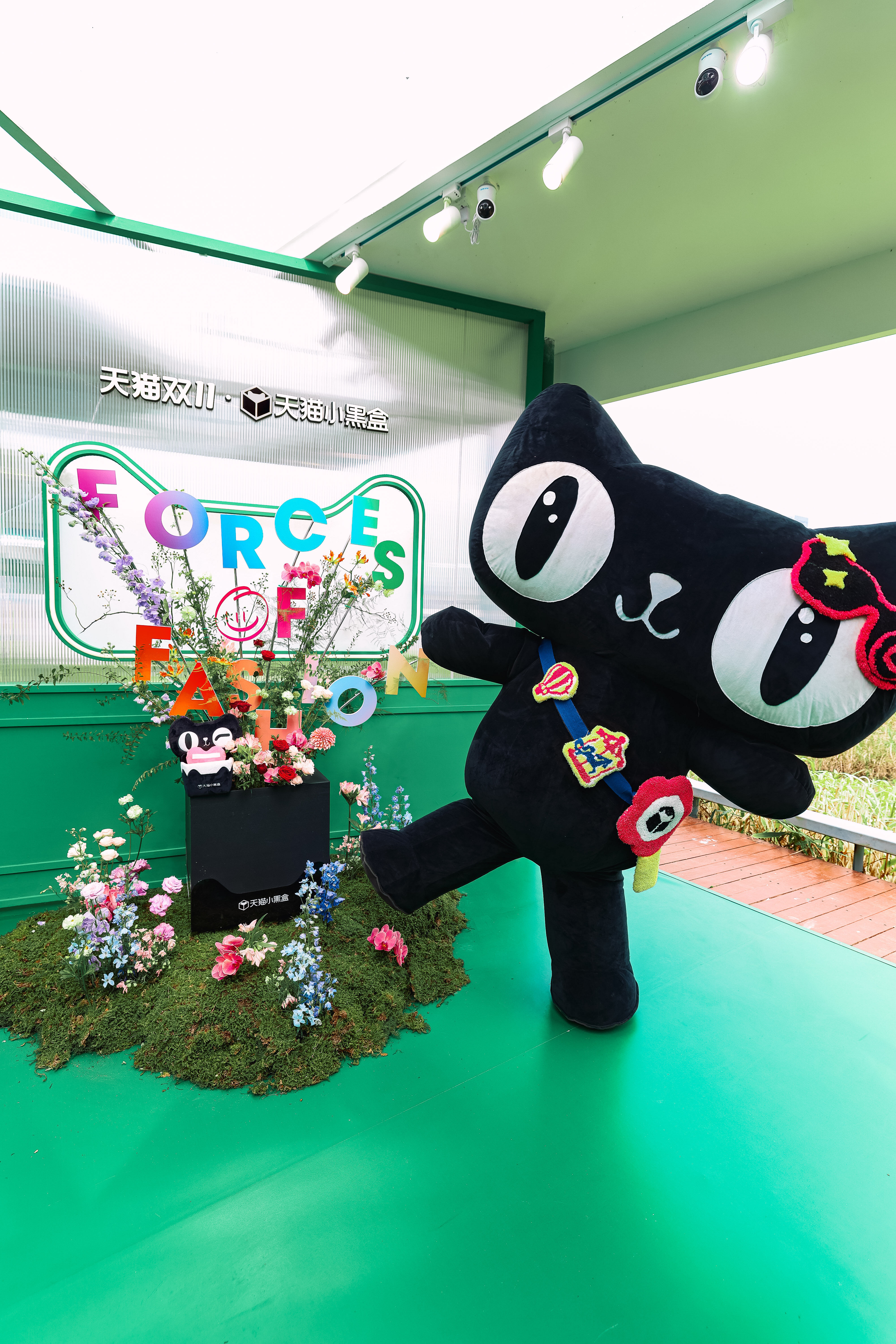 张予曦红毯把江南穿成了绝色天猫双11上新盛典寻新游园会天猫小黑盒张予曦将江南风雅