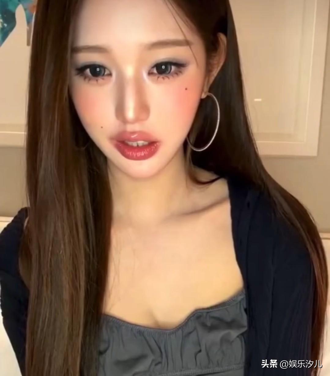张元英口红像吃了辣条一般


涂的口红像吃了辣条一样，辣的红彤彤的[捂脸]！张元