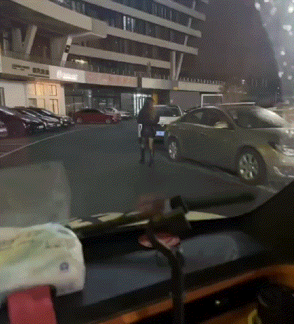 网友:下班路上碰到的，本想拉她一段，没想到。。。