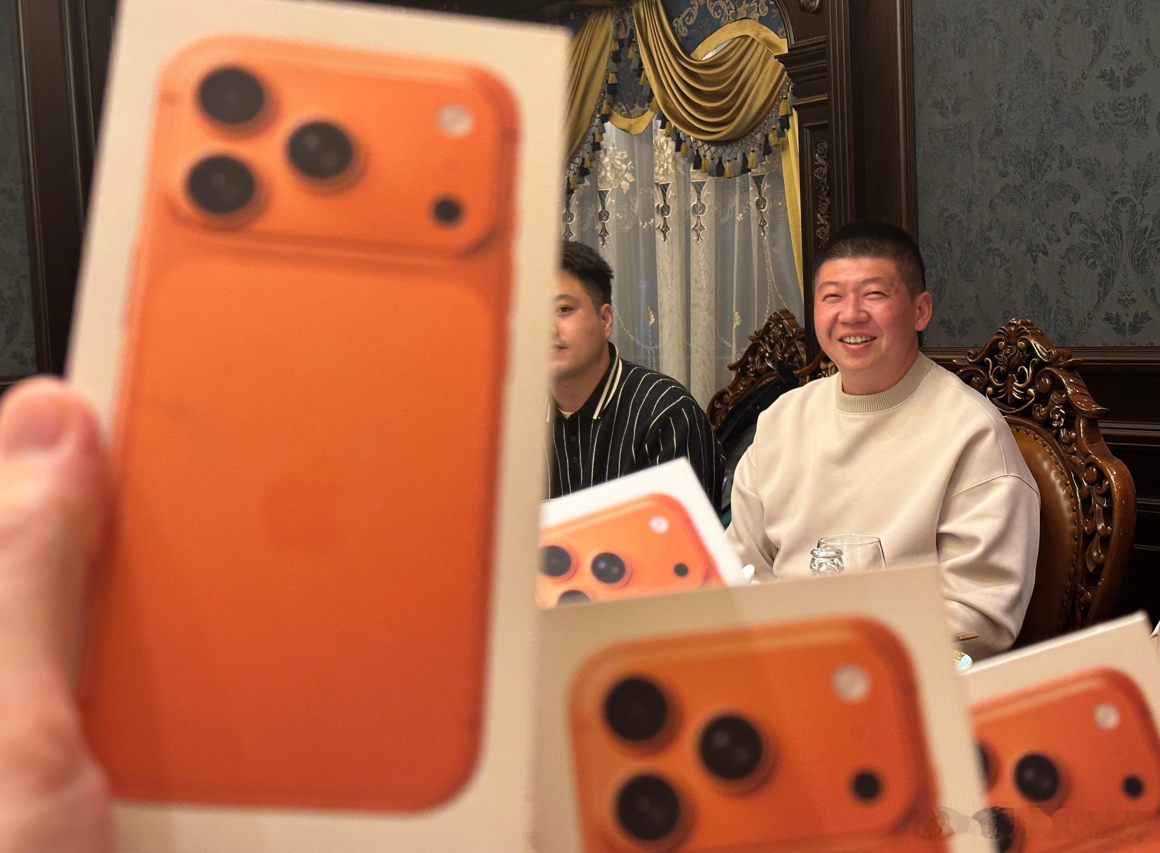 老板发威了…公司年会 全体都有 一人一台IPhone 17 Pro… 北京