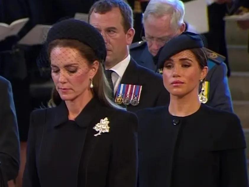英女王葬礼上，梅根和凯特这妆造，是来自于一个人吧！
2022年，在英女王葬礼上，