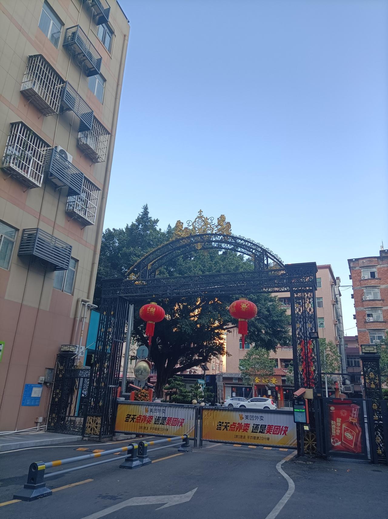 晒图大赛今天天气不错，一早出去看到蓝天白云，蓝天下的小区很美丽，很宁静，而外卖工