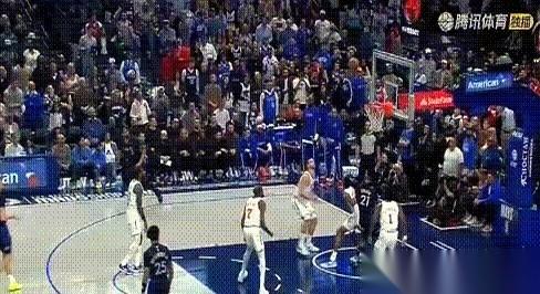 就离谱。
比赛的哨刚吹响，我这杯水都还没喝上一口，申京就倒了。
一脚踩在别人脚上