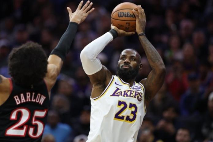 强行造纪录！詹姆斯狂轰29分，美媒：詹姆斯在美国的得分上双纪录延续到1276场