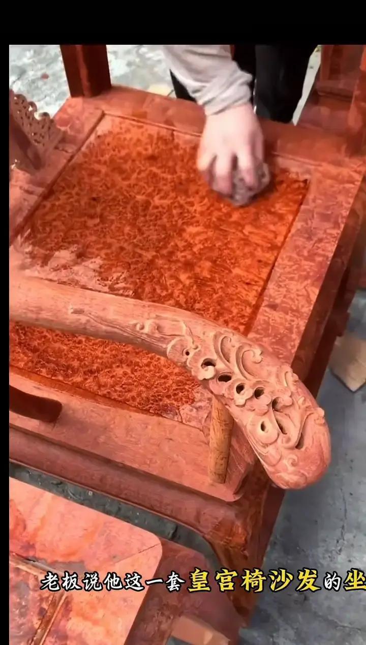 你以为在越南地摊抢到的树瘤木皇宫椅是捡漏？那可能是你崩溃的开始。
 
视频里那套