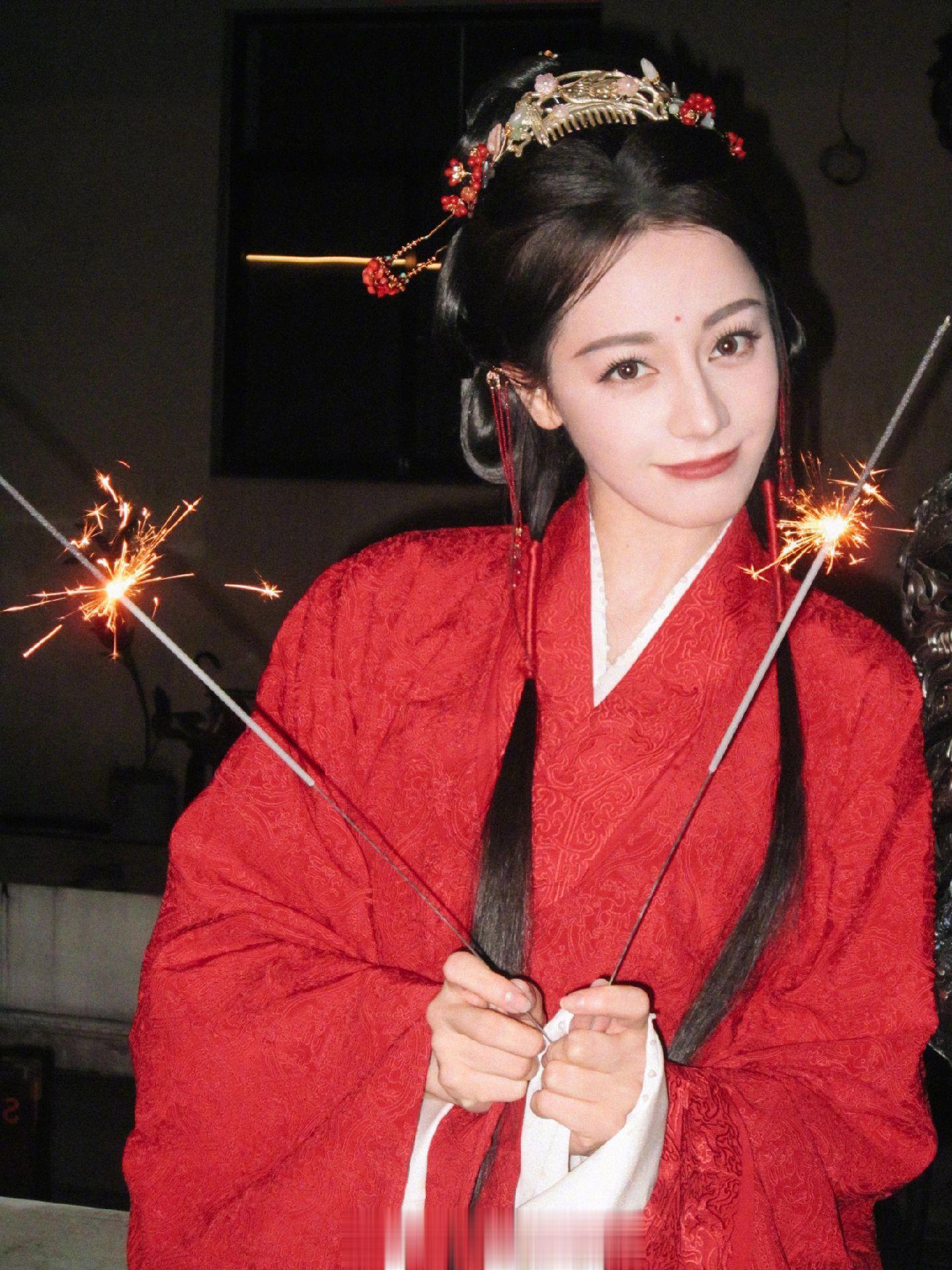 烟花噼里啪啦，过年嘻嘻哈哈！祝大家新的一年红红火火！