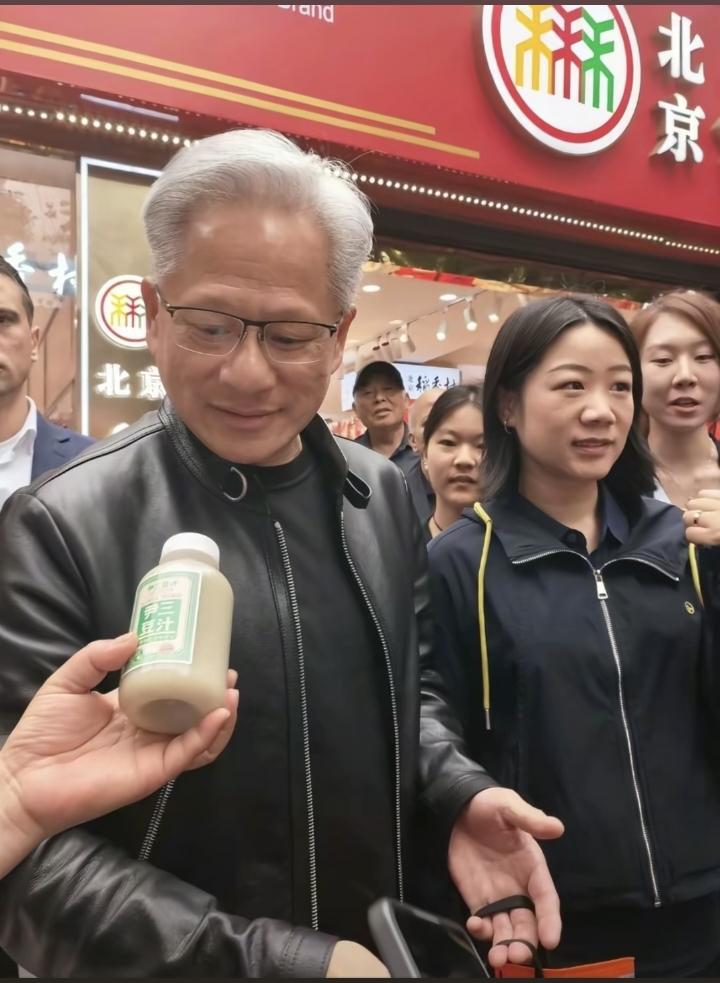 最近，英伟达CEO黄仁勋一身标志性黑皮衣，逛进北京南锣鼓巷的烟火里。尝炸酱面、喝