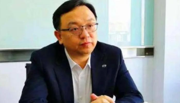 王传福说，他高中时回家要生活费时，他嫂子张秀菊，翻箱倒柜，兜里就几毛钱，嫂子一拍
