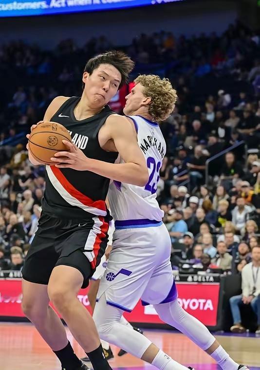 19岁，刚打完新秀季，有人说他两年就废。
俱乐部却悄悄给他报了NBA选秀。
不是