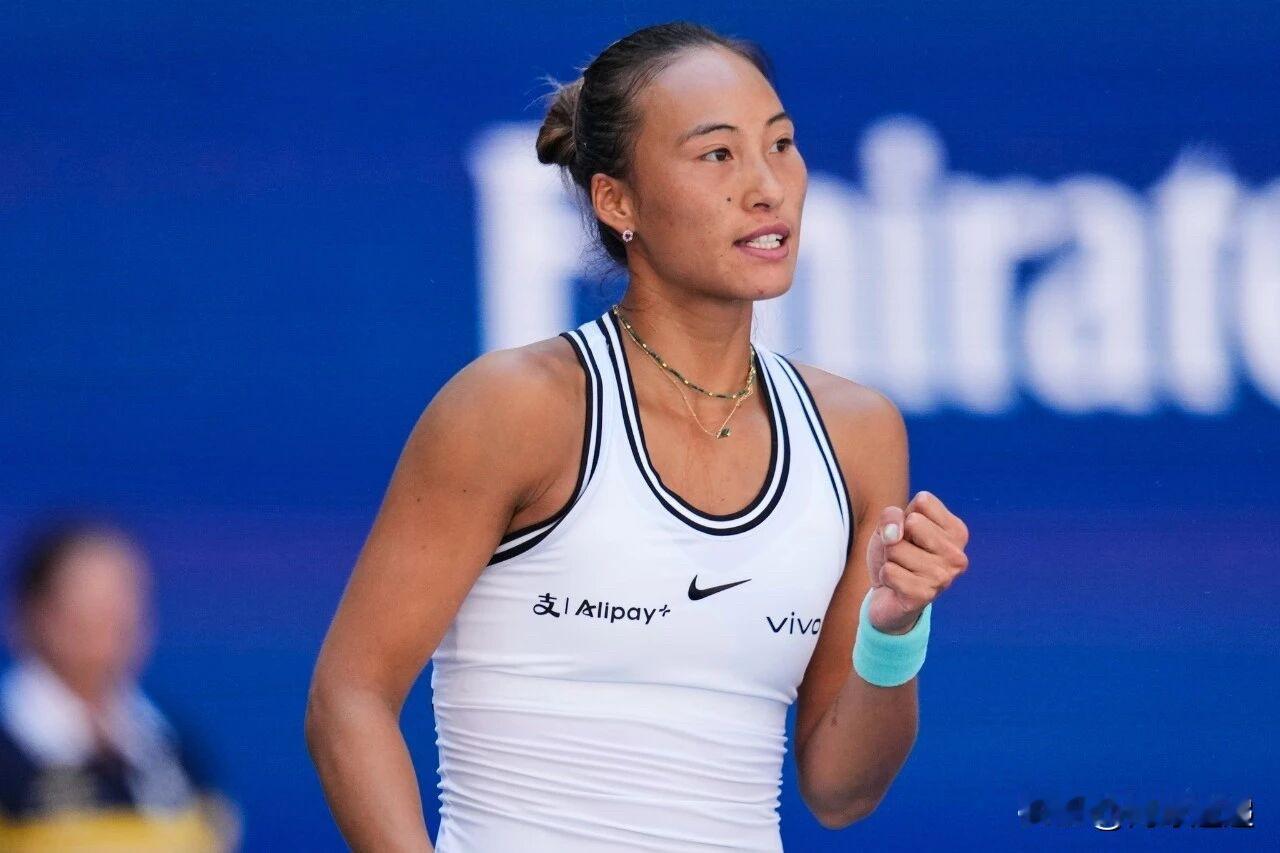 🎾快讯！美网四分之一决赛，🇨🇳郑钦文先下一城！
美网女单四分之一决赛，🇨