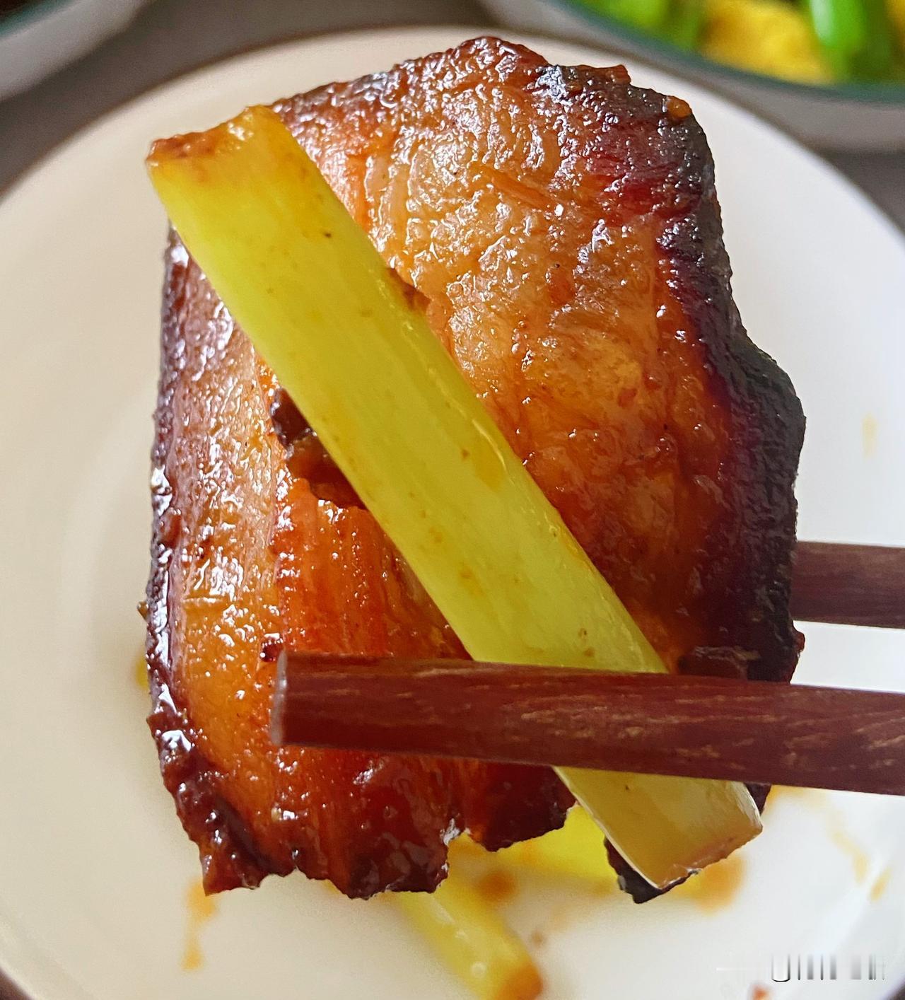 恢复一荤一素一米饭的午餐模式，做饭的动力都足啦，自家腊肉，新鲜鹅蛋，都做起来，做